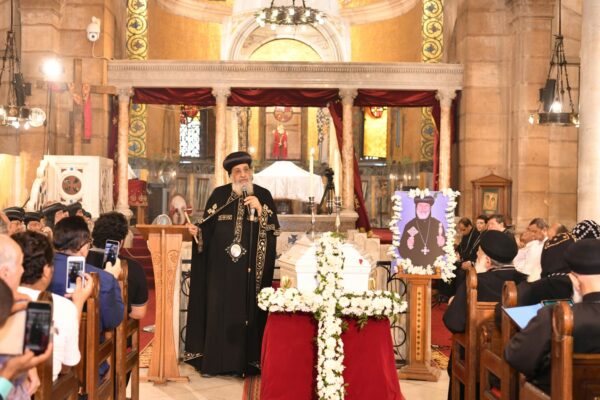 Sa Sainteté le Pape Tawadros II prie lors des funérailles de Son Éminence Métropolite Athanasios dans l'église Pétrine