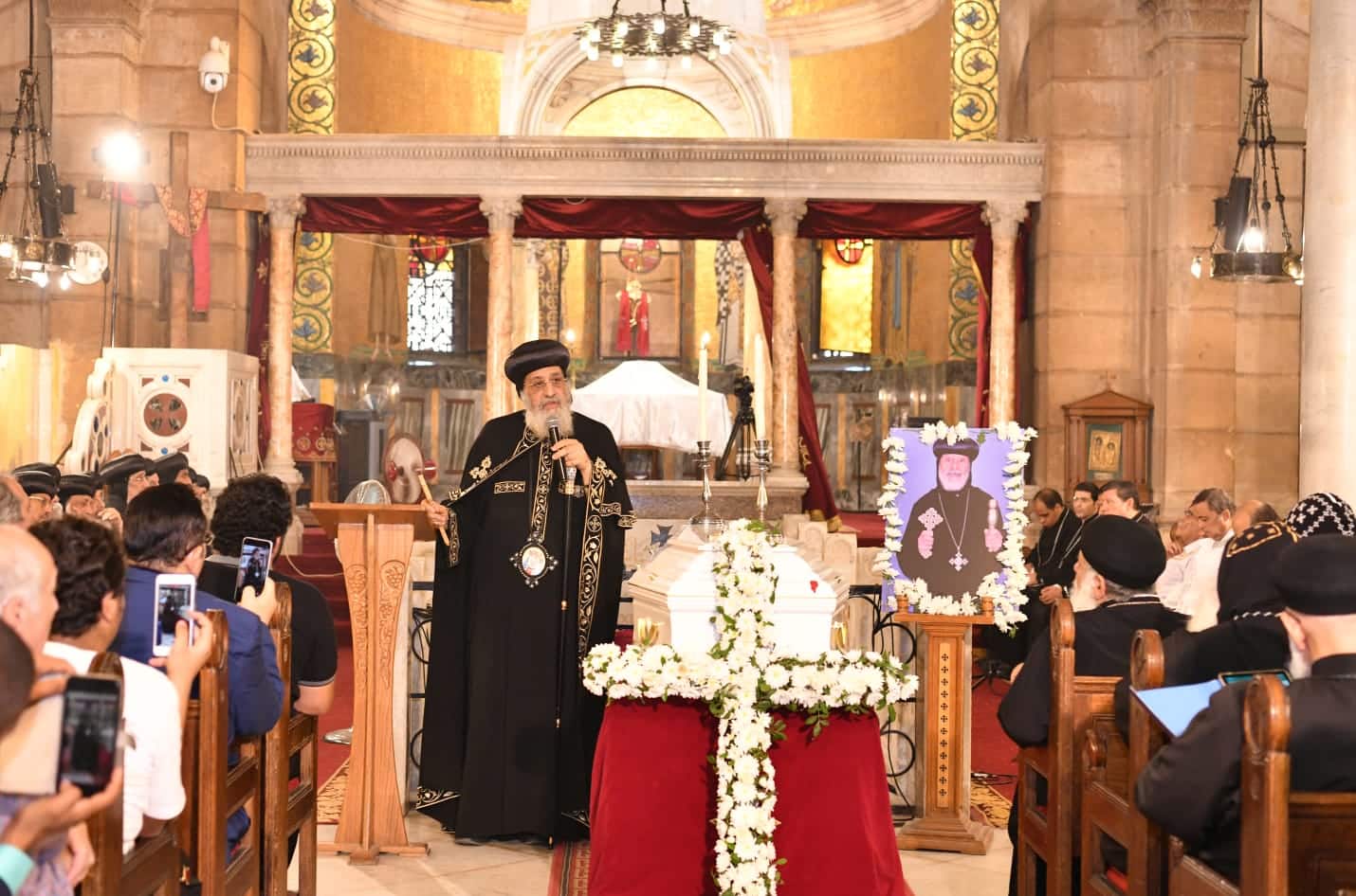 Sa Sainteté le Pape Tawadros II prie lors des funérailles de Son Éminence Métropolite Athanasios dans l'église Pétrine