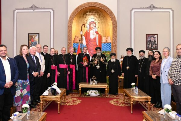 Sa Sainteté Le Pape Tawadros II accueille une délégation des évêques de l'Église catholique en France : accord sur la poursuite de la prière pour Gaza.