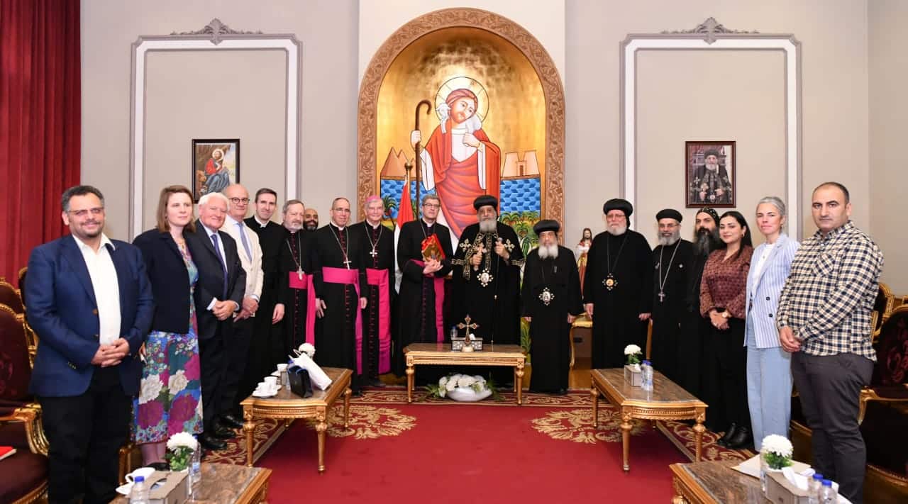 Sa Sainteté Le Pape Tawadros II accueille une délégation des évêques de l'Église catholique en France : accord sur la poursuite de la prière pour Gaza.