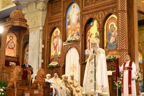 قداسة البابا تواضروس الثاني يصلي قداس عيد القيامة المجيد في الكاتدرائية المرقسية بالعباسية